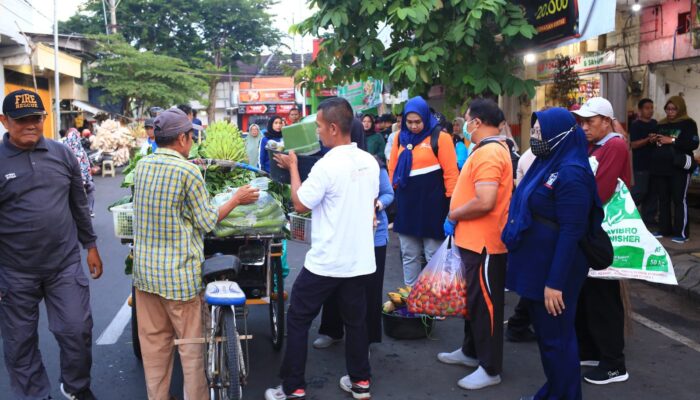 Pemkot Gelar Kerja Bakti di Pasar Probolinggo, PKL Nekat Jualan di Trotoar Jadi Sorotan