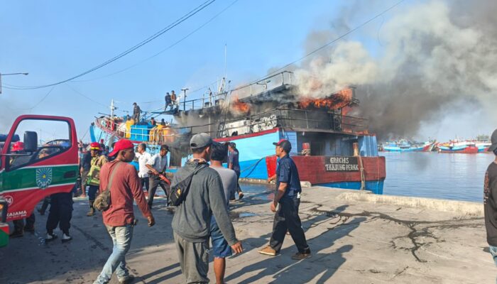 Kapal Nelayan Hangus Terbakar di Probolinggo, Kerugian Capai 1 Miliar