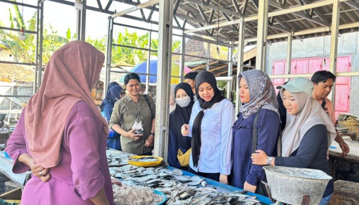 Blusukan ke Pasar Leces, Dini Rahmania Borong Dagangan dan Serap Aspirasi Pedagang