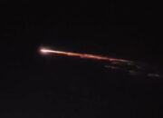 Viral! Cahaya Misterius Melintas di Langit, Bikin Warga Panik