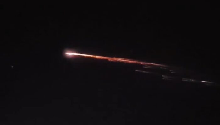 Viral! Cahaya Misterius Melintas di Langit, Bikin Warga Panik