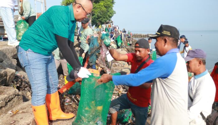 Pantai Probolinggo Dikepung Sampah, Ratusan Relawan Angkut 2,1 Ton Sampah