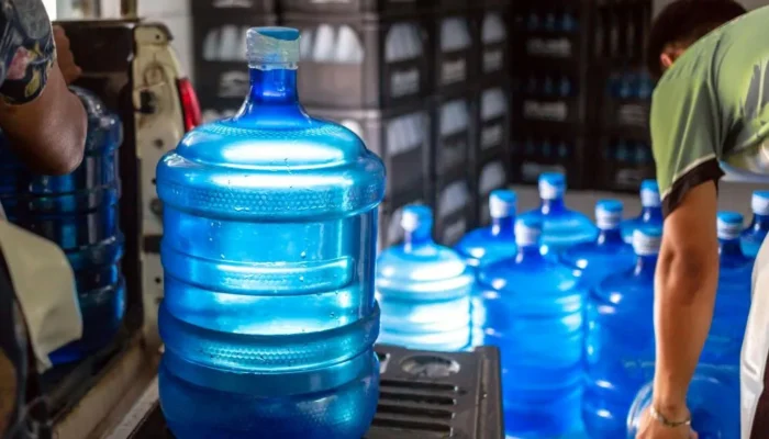 Galon Isi Ulang Jadi Primadona di Tengah Lonjakan Harga Plastik