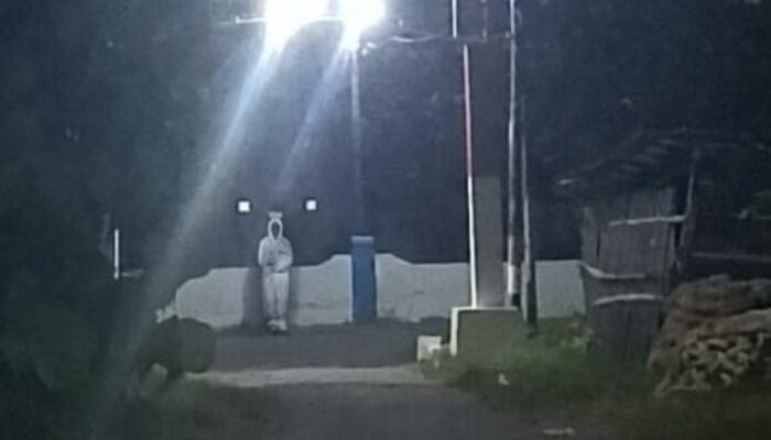 Viral! Pocong Jadi-Jadian Hebohkan Probolinggo, Pelaku Bawa Sajam