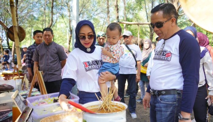 Festival Gir Sereng Pilang Hadirkan Pasar Konah, Warga Padati Pantai Permata