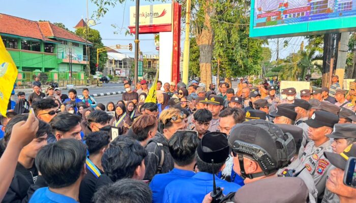 Ratusan Aktivis PMII dan BEM Probolinggo Geruduk Kodim dan Pemkot