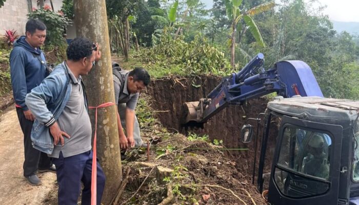 Jalur Longsor Tiris Belum Bisa Diperbaiki Tahun Ini, Tokoh Masyarakat Bangun Akses Alternatif