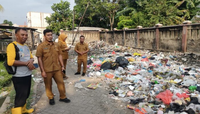 Tak Tahan Bau, Warga Adukan Tumpukan Sampah ke Pemkab Probolinggo