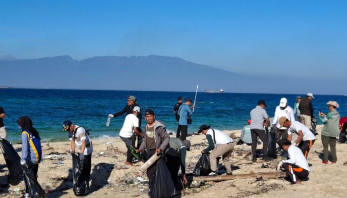 Jaga Wajah Wisata Daerah, Pemkab Probolinggo Bersihkan Gili Ketapang
