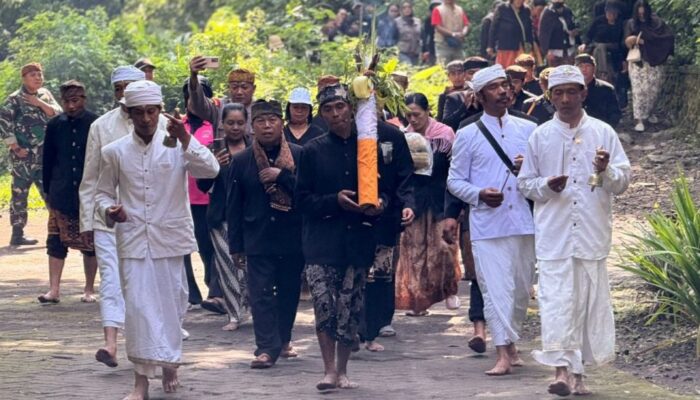 Jelang Yadnya Kasada, Warga Tengger Ambil Tirta Suci dari Empat Mata Air Sakral