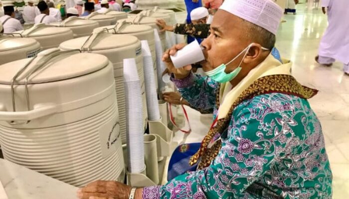 Cara dan Adab Minum Air Zamzam Sesuai Sunnah Nabi