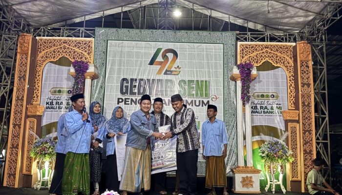 Sinergi Tanpa Batas, YTI Walisongo Serahkan Bisyaroh Saat Haflatul Imtihan