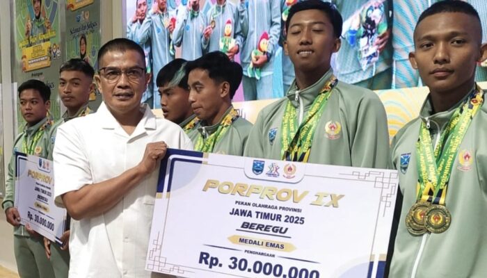 Menjelang Purna Tugas, Ketua KONI Probolinggo Serahkan Reward untuk Atlet