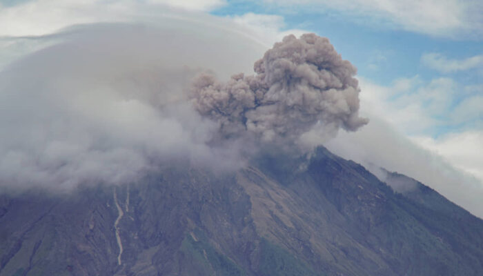 Semeru Kembali Erupsi Jumat Pagi, Ribuan Letusan Tercatat Sepanjang 2026