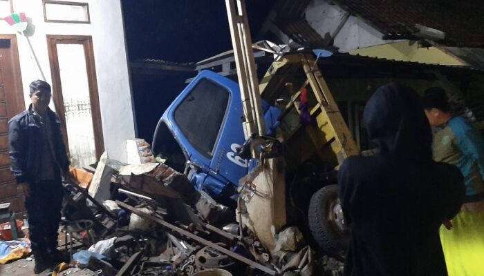 Hilang Kendali di Tikungan, Truk Hino Seruduk Rumah Warga di Probolinggo