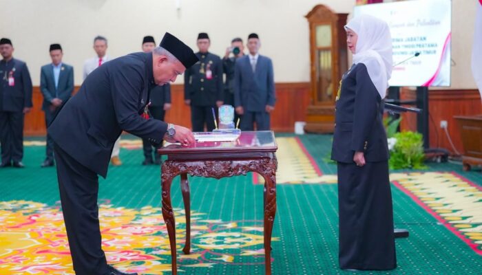 Perombakan Jabatan di Pemprov Jatim, Khofifah Lantik 6 Pejabat Strategis