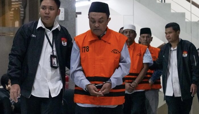 KPK Tahan 3 Tersangka Suap Dana Hibah Jatim, Aliran Uang Capai Rp6,9 Miliar