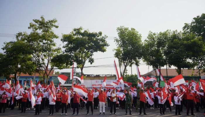 Pemkot Probolinggo Bagikan Ribuan Bendera Merah Putih ke Warga