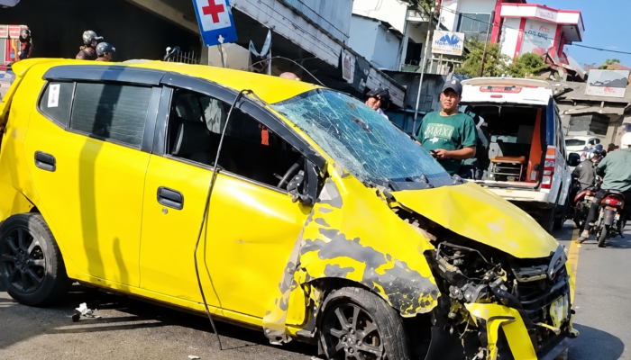Mobil Rentalan Blong di Turunan Bromo, Tabrak Pikap hingga Hantam Tembok