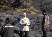 Gubernur Khofifah Tinjau Kebakaran Bromo, Helikopter Water Bombing Dikerahkan