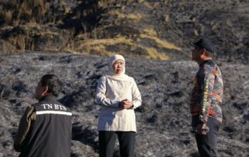 Gubernur Khofifah Tinjau Kebakaran Bromo, Helikopter Water Bombing Dikerahkan