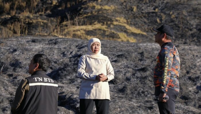 Gubernur Khofifah Tinjau Kebakaran Bromo, Helikopter Water Bombing Dikerahkan