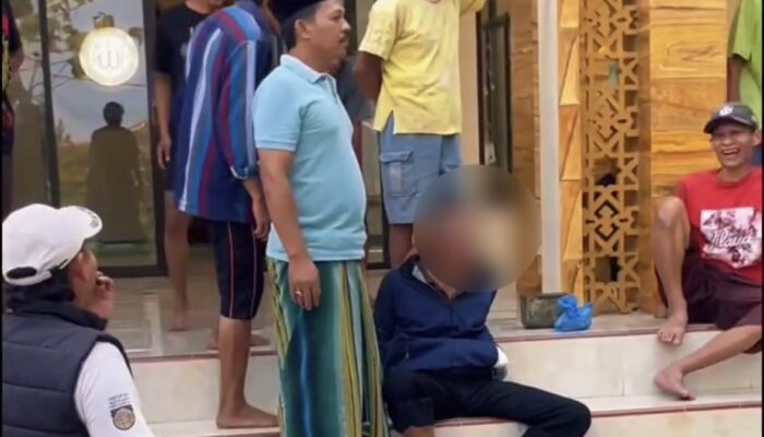 Dikepung Warga, Pria Berambut Cepak Kepergok Curi Kotak Amal di Masjid Probolinggo