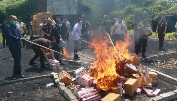 Kejari Probolinggo Musnahkan Barang Bukti 101 Kasus, Ada Sabu dan 1,2 Juta Rokok