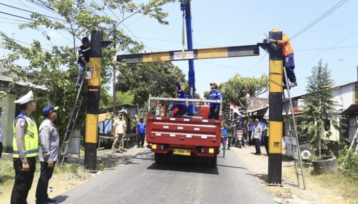 Cegah Kendaraan Tinggi Melintas, Pemkab Probolinggo Pasang Portal di Simpang Tiga Sinto