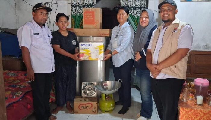 Garnita Malahayati NasDem Door to Door Antar Bantuan ATENSI ke Rumah Warga