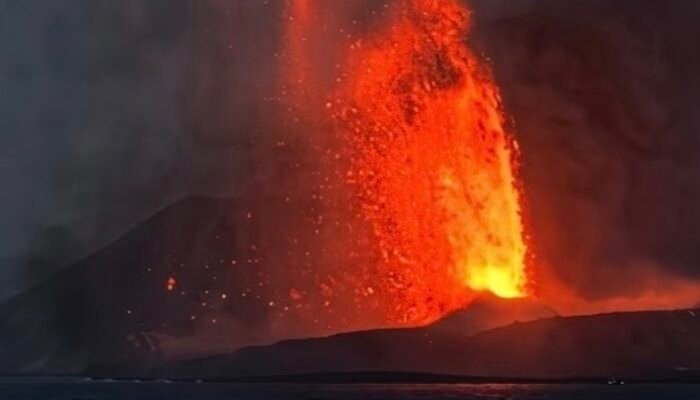 Gunung Anak Krakatau Erupsi, Dentuman Terdengar dan Lava Air Mancur Muncul