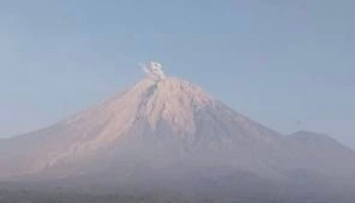 Gunung Semeru Kembali Erupsi, Kolom Abu Membubung 1.000 Meter