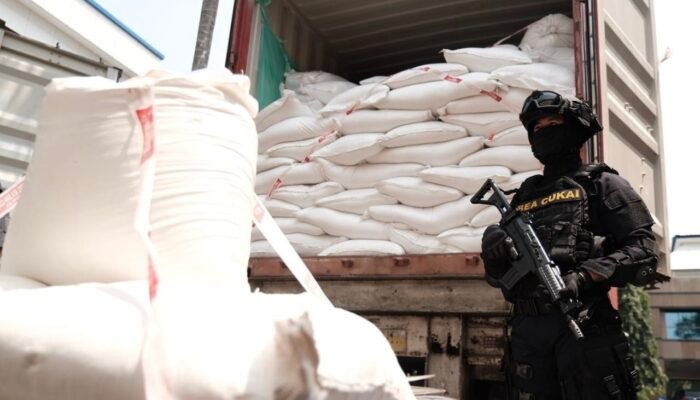 30 Kontainer Beras-Garam hingga 1.435 Bal Baju Bekas Ditindak Bea Cukai, Nilainya Rp27,3 Miliar
