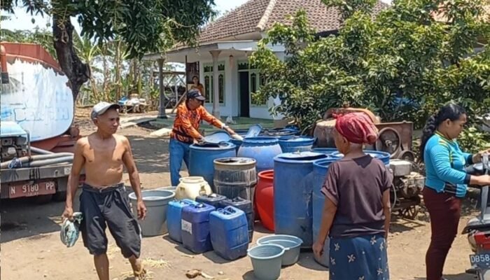 BPBD Probolinggo Salurkan 21 Ribu Liter Air Bersih ke Warga Tegalsiwalan