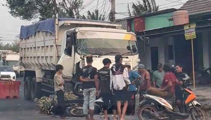 Dump Truck Tabrak Dua Motor di Probolinggo, Tiga Orang Dilarikan ke Rumah Sakit