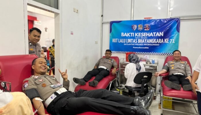 Tak Hanya Bertugas di Jalan, Satlantas Probolinggo Berbagi Lewat Donor Darah