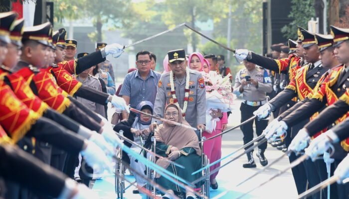 Disambut Pedang Pora dan Atraksi Budaya, Dekananto Resmi Pimpin Polda Jatim