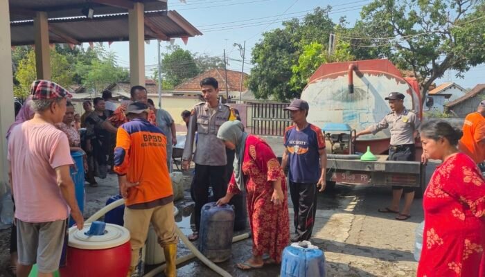 Polsek Tegalsiwalan dan BPBD Probolinggo Salurkan Air Bersih untuk Warga