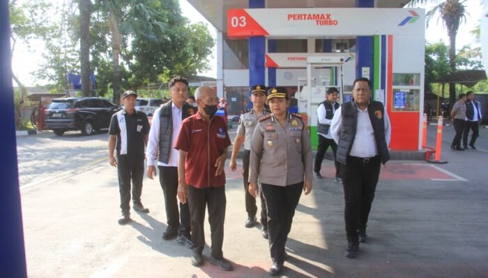 Pantau Stok BBM di SPBU, Kapolres Probolinggo Ingatkan Warga Tak Borong BBM