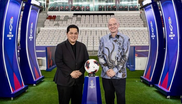 Kenakan Batik, Presiden FIFA Hadir di Jakarta Saksikan Final Indonesia vs Thailand