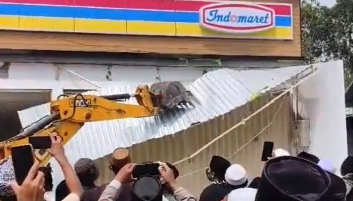 Tak Ingin UMKM Terdesak, Ratusan Massa Bongkar Gerai Indomaret di Pamekasan