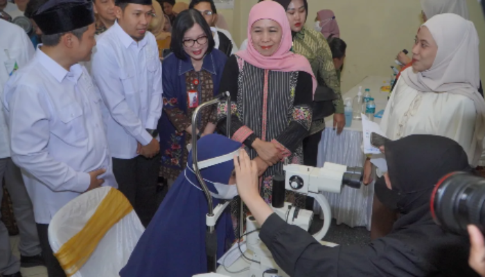Khofifah Bagikan 1.000 Kacamata Gratis untuk Guru se-Jatim, Senilai Rp400 Juta