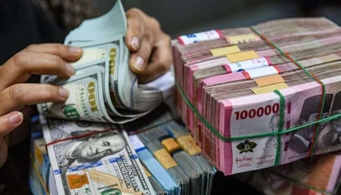 Anjlok! Rupiah Tembus Rp 18.000 per Dolar AS, IHSG Ikut Ambruk