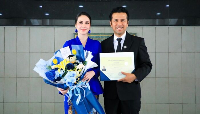 Didampingi Arumi Bachsin, Emil Dardak Raih Penghargaan Lulusan Terbaik ITB