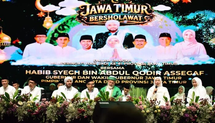 Jamaah Banjiri Jalan Indrapura, Jawa Timur Bersholawat Semarakkan Hari Jadi ke-81