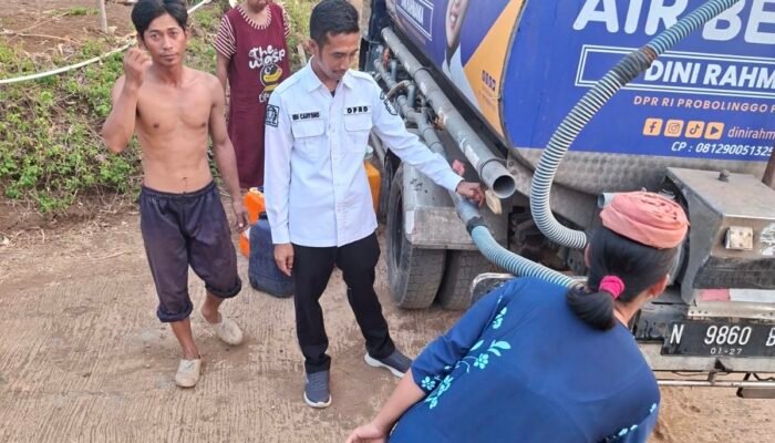 Atasi Krisis Air Saat Kemarau, Anggota DPRD Probolinggo Edy Cahyono Salurkan 300 Ribu Liter Air Bersih di Kuripan