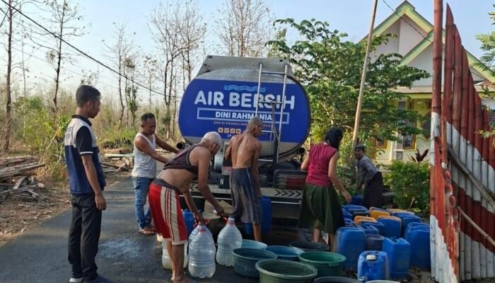 Kuripan Krisis Air Bersih, Anggota DPRD Probolinggo Edy Cahyono Salurkan Bantuan